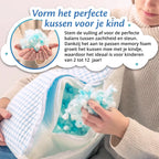 Handen vullen het Ella kinderkussen met memory foam vulling om stevigheid aan te passen.