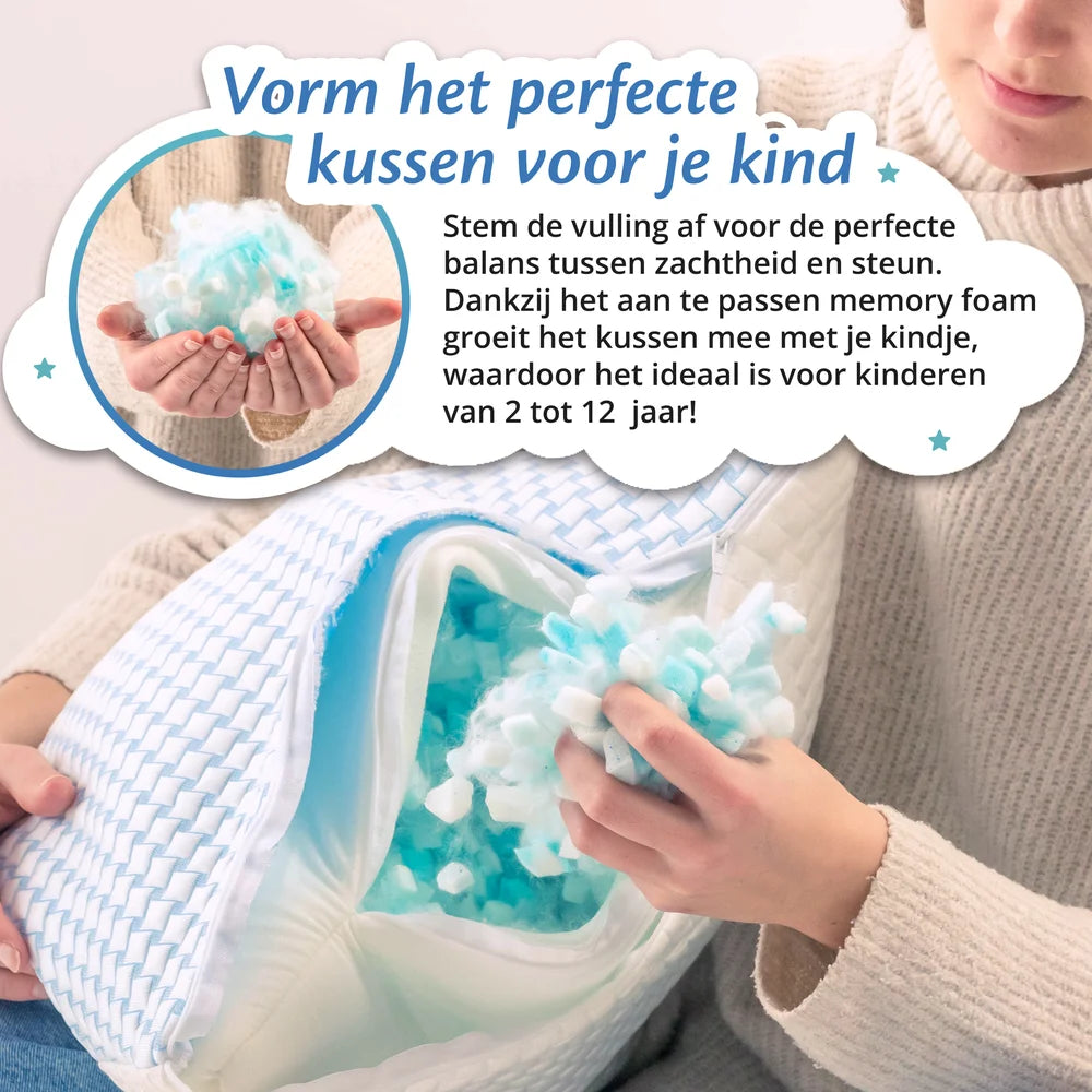 Handen vullen het Ella kinderkussen met memory foam vulling om stevigheid aan te passen.