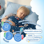 Schlafendes Kind unter der Gewichtsdecke im Space-Muster; Symbole für Melatonin, Serotonin und Cortisol sowie ein Hinweisfeld zu ADHS, Autismus und Angstzuständen