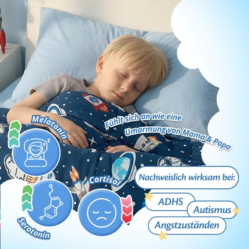 Schlafendes Kind unter der Gewichtsdecke im Space-Muster; Symbole für Melatonin, Serotonin und Cortisol sowie ein Hinweisfeld zu ADHS, Autismus und Angstzuständen