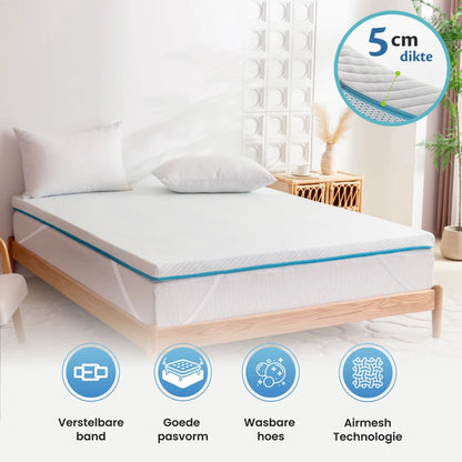 Ella Matrastopper van 5 cm dik op bed met verstelbare band, goede pasvorm, wasbare hoes en ademende AirMesh-technologie.