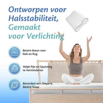 Vrouw zit op bed en gooit orthopedisch kussen omhoog met iconen over nek en rug steun.