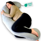 Vrouw ligt comfortabel op een groot grijs kussen van Ella Sleeps J - Shape Katoen, perfect voor zwangerschapsondersteuning.