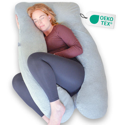 Een vrouw geniet van rust op een groot grijs zwangerschapskussen van Ella Sleeps U - Shape Katoen.