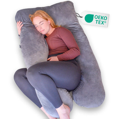 Een vrouw ontspant op een groot grijs zwangerschapskussen van Ella Sleeps U - Shape Minky, perfect voor extra steun.