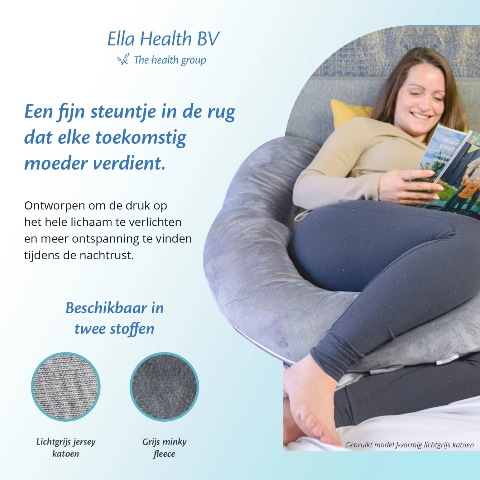 Vrouw ontspant op de bank met een open boek, ondersteund door een Ella Sleeps zwangerschapskussen.