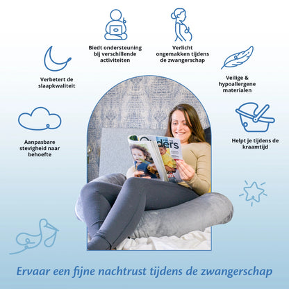 Een moeder zit ontspannen omgeven door het comfort van een zwangerschapskussen.
