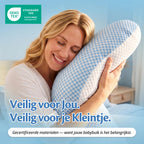 Vrouw met het Ella zwangerschapskussen; veilig materiaal met OEKO-TEX keurmerk.