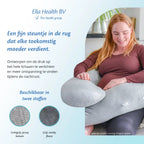 Vrouw op een bank met een Ella Sleeps zwangerschapskussen, ontspannen met een kussen in haar armen.