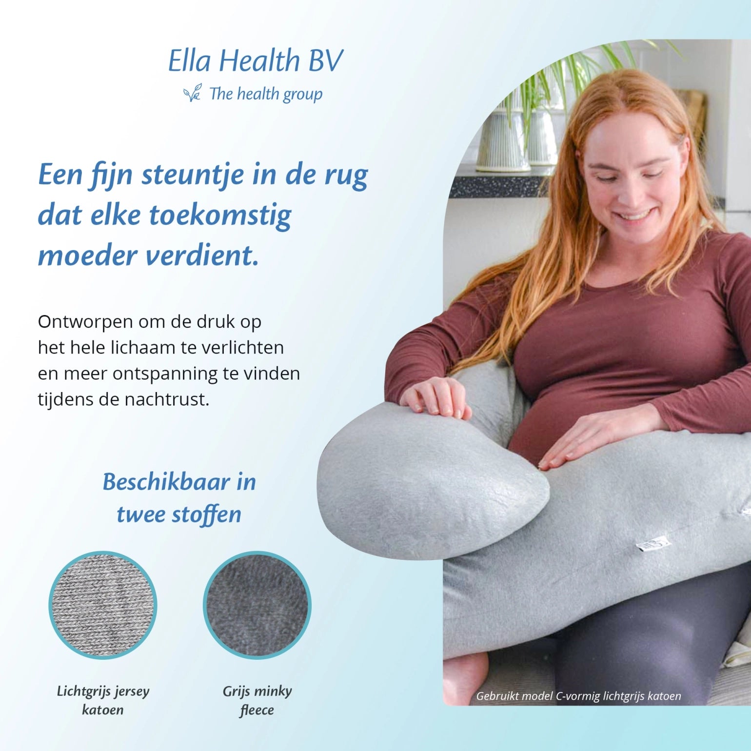 Vrouw op een bank met een Ella Sleeps zwangerschapskussen, ontspannen met een kussen in haar armen.