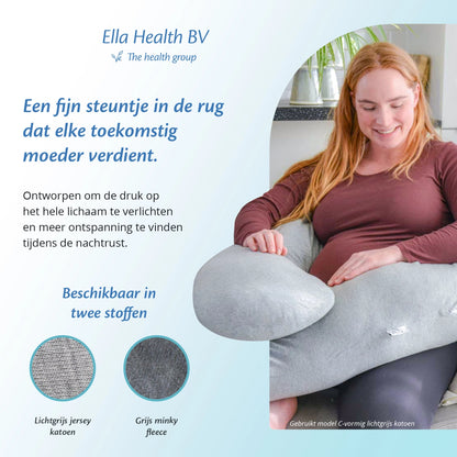 Vrouw op een bank met een Ella Sleeps zwangerschapskussen, ontspannen met een kussen in haar armen.
