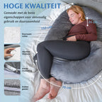 Vrouw op bed met een kussen en een zwangerschapskussen van Ella Sleeps, duurzaam en machinewasbaar.