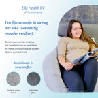 Een vrouw leest een boek op de bank, met een Ella Sleeps zwangerschapskussen voor extra comfort.