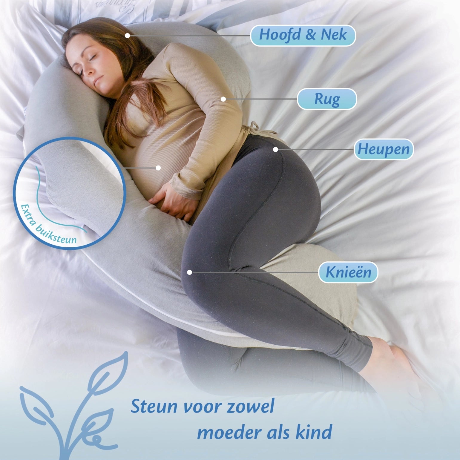 Een vrouw rust op een bed met een zwangerschapskussen voor optimale ondersteuning tijdens de zwangerschap