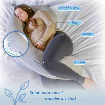 Een vrouw rust op een bed met een zwangerschapskussen voor optimale ondersteuning tijdens de zwangerschap