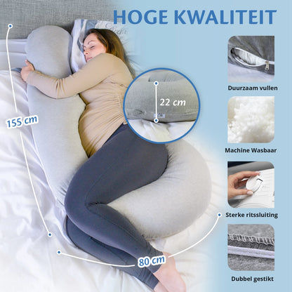 Een vrouw ligt ontspannen op een bed met een kussen en een zwangerschapskussen van Ella Sleeps, dubbel gestikt en duurzaam.