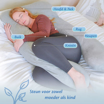 Een vrouw ligt op een bed met een zwangerschapskussens, genietend van de ondersteuning van zwangerschapskussens voor hoofd en nek.