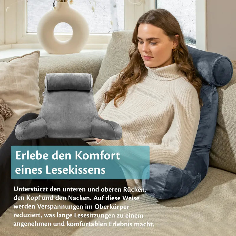 Frau lehnt auf dem Sofa am Lesekissen in Dunkelgrau und liest, mit Text zur Stütze von unterem und oberem Rücken, Kopf und Nacken