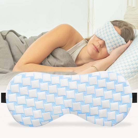 Een vrouw die slaapt met een blauw Ella Verzwaard slaapmasker, perfect voor een goede nachtrust en ontspanning.