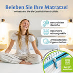 Frau sitzt im Schneidersitz auf dem Bett, daneben drei Hinweisfelder zu Geruchsneutralisierung, Atmungsaktivität und antibakteriellen Eigenschaften sowie der abnehmbare Reißverschlussbezug, waschbar bei 30 °C