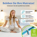 Frau sitzt im Schneidersitz auf dem Bett, daneben drei Hinweisfelder zu Geruchsneutralisierung, Atmungsaktivität und antibakteriellen Eigenschaften sowie der abnehmbare Reißverschlussbezug, waschbar bei 30 °C