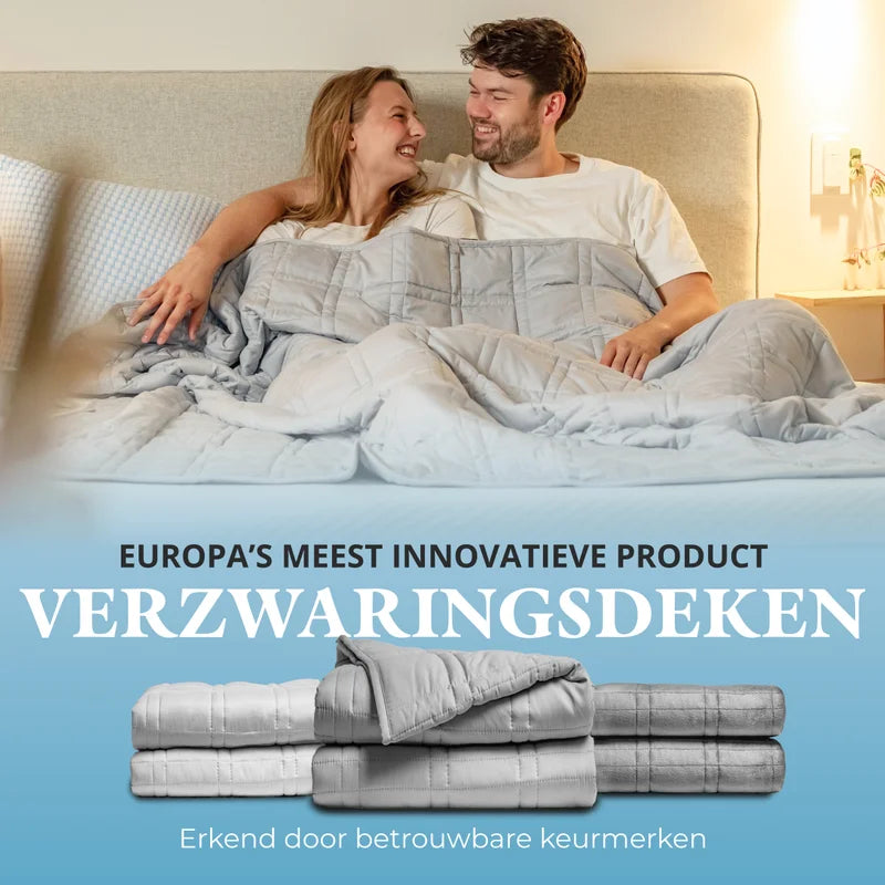 Een stel ligt in bed met de tekst "Europa's meest innovatieve product: verzwaringsdeken". 