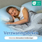 Vrouw slaapt onder de grijze Ella verzwaringsdeken, met vermelding van betrouwbare certificeringen.
