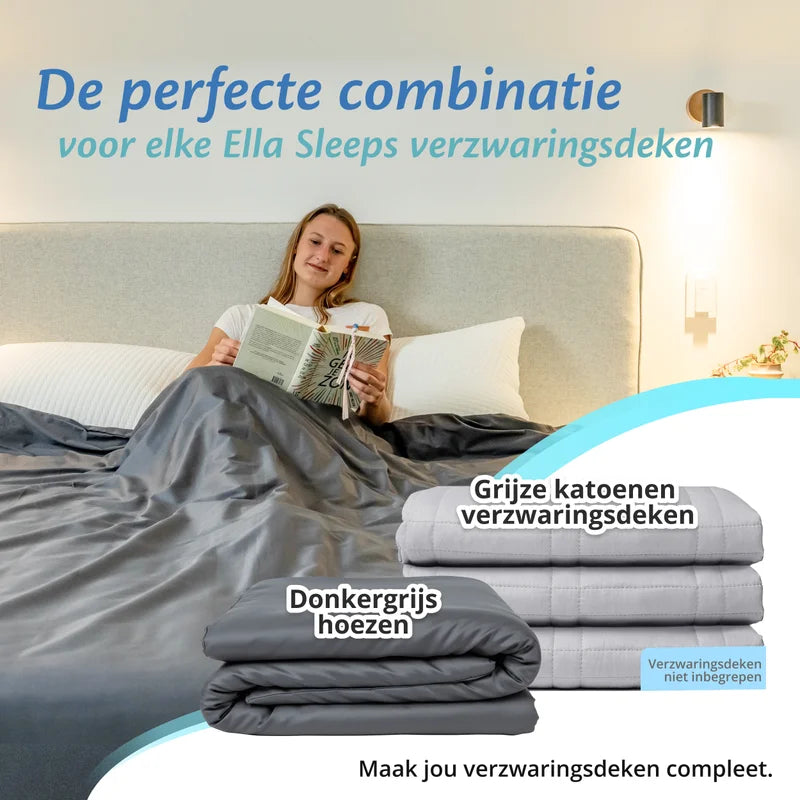 Grijze verzwaringsdeken gecombineerd met antracietgrijze Ella hoes op bed, productstapel zichtbaar.