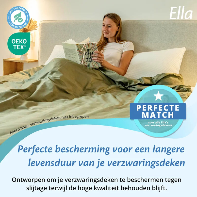 Vrouw leest in bed onder een licht olijfgroene Ella hoes voor verzwaringsdeken, met OEKO TEX en hypoallergeen icoon.