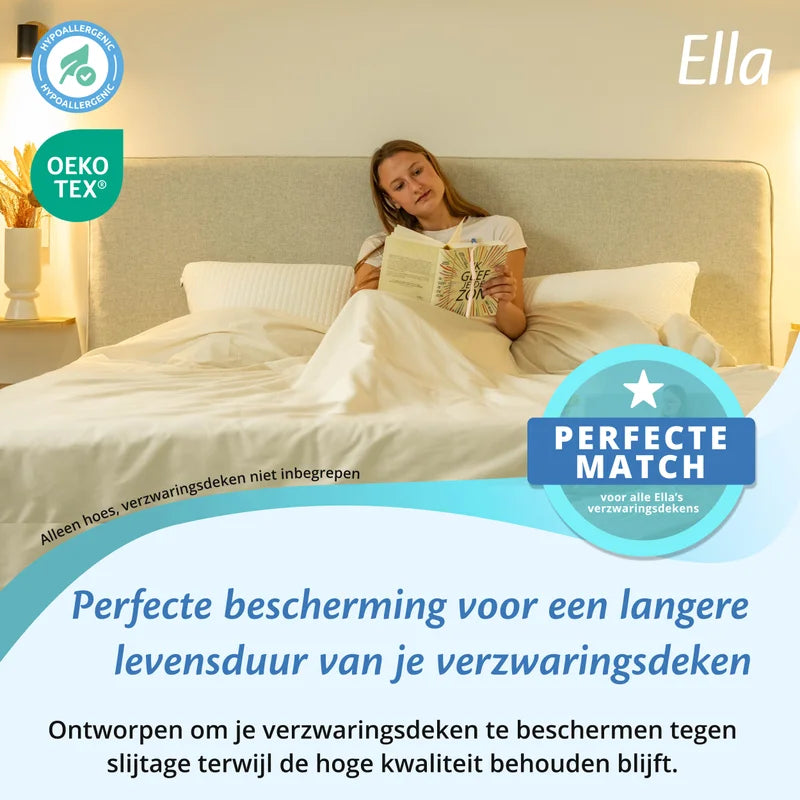 Vrouw leest in bed onder een organisch witte Ella hoes voor verzwaringsdeken, met OEKO TEX en hypoallergeen icoon.