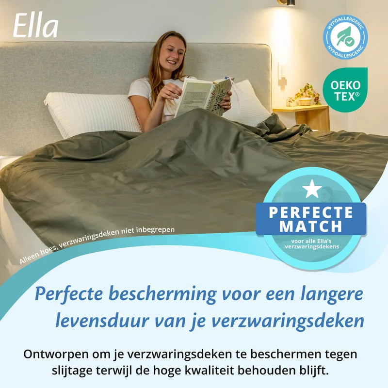 Vrouw leest in bed onder een olijfgroene Ella hoes voor verzwaringsdeken, met OEKO TEX en hypoallergeen icoon.