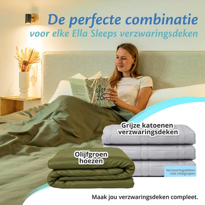 Olijfgroene verzwaringsdeken gecombineerd met olijfgroene Ella hoes op bed, productstapel zichtbaar.