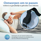 Eine Frau liegt entspannt im Bett mit einem Kissen und einem Kissenbezug, während sie die Ella Gewichts-Schlafmaske trägt.